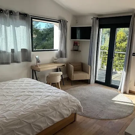 Contemporaine Avec Lagon
