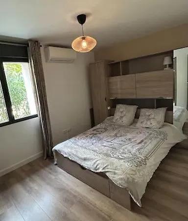 Contemporaine Avec Lagon *
