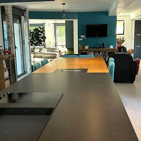 Contemporaine Avec Lagon