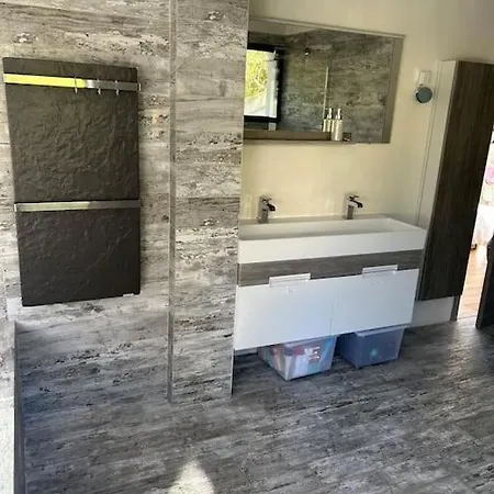 Contemporaine Avec Lagon *
