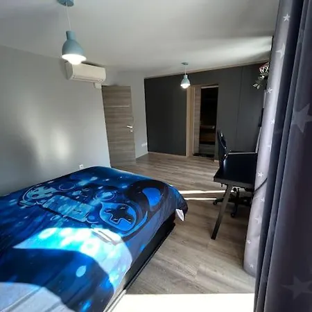 Contemporaine Avec Lagon *