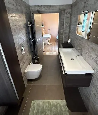 Contemporaine Avec Lagon