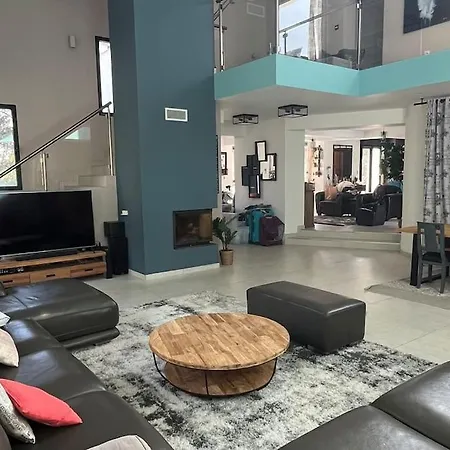 Contemporaine Avec Lagon