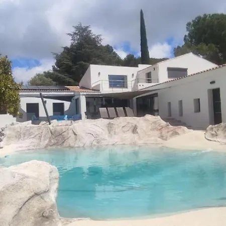 Contemporaine Avec Lagon